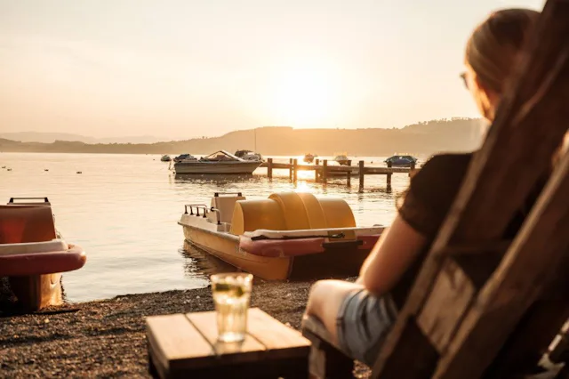 Ferienstimmung am Murtensee beim Wassersport oder entspannt an den Stränden.