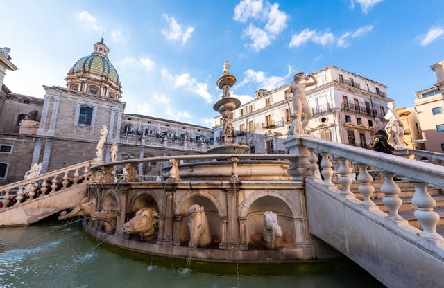 Palermo lädt zum Flanieren ein: Fontana Pretoria inmitten der Altstadt.