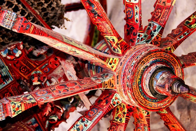 Die Altstadt von Palermo ist voller Werkstätten mit traditioneller Handwerkskunst: Ein Wagenrad (Carretto siciliano).