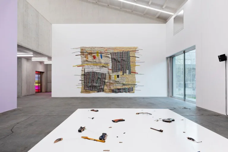 Der erste Tipp auf diesem Streckenabschnitt ist das Kunsthaus Baselland. Mit der S3 fahren Sie bis zur Haltstelle Basel Dreispitz und gehen noch 9 Min...