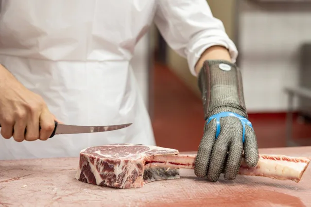 Das Lieblingsstück des jungen Chefs: ein acht Wochen gereiftes Tomahawk-Steak von einem Rind, das in der Region aufgezogen wurde.