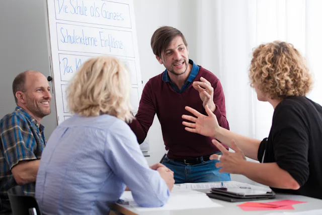 Der CAS «Mit Führungserfahrung eine Schule leiten» bereitet dich auf die Rolle als Schulleiter/in vor