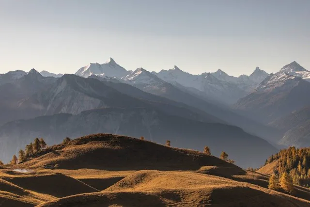Durchatmen und Weitblick: Die Panoramapfade in Crans-Montana eröffnen spektakuläre Aussichten auf die Alpenwelt.