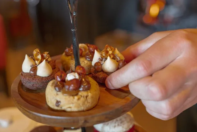 Prämierte Gastronomie, die verführt: Erlesenes, hausgemachtes Gebäck bei der exklusiven Tea Time der Sterneköche in Crans-Montana.