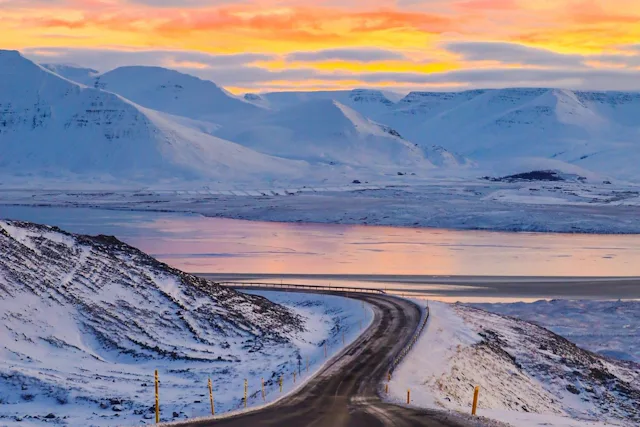 Die arktische Küste entlang des Eyjafjörður