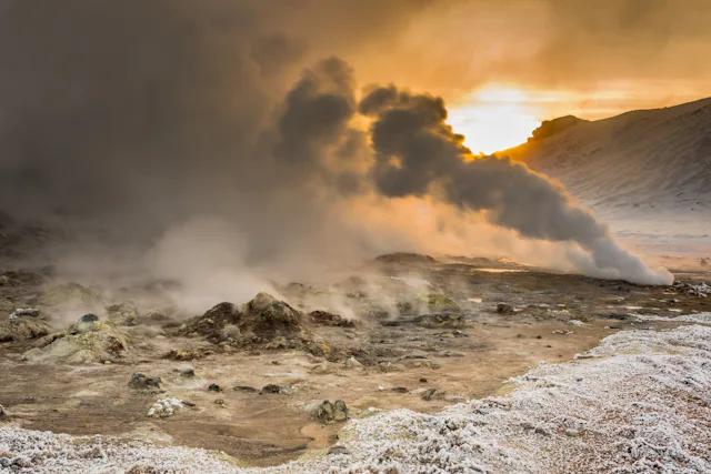 Im Geothermalfeld Hverir brodelt und dampft die Erde aus nächster Nähe.