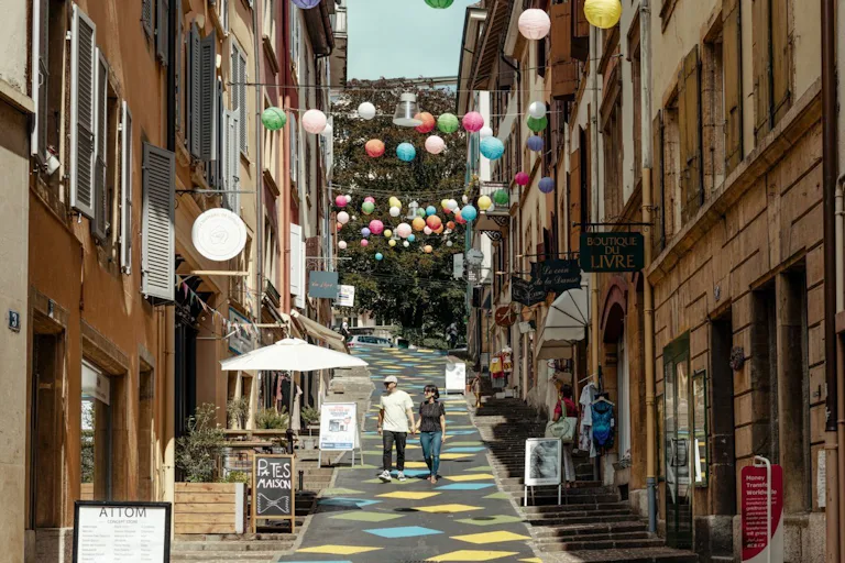 Incontournable no 1: après avoir visité la jolie vieille ville d’Yverdon-les-Bains, montez à bord du train régional et rejoignez Neuchâtel. La vieille...