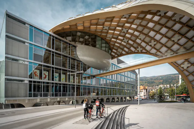 Incontournable no 3: enfin, après seulement 14 minutes de train depuis La Neuveville, vous atteignez la vieille ville de Bienne, où là aussi, la magie...