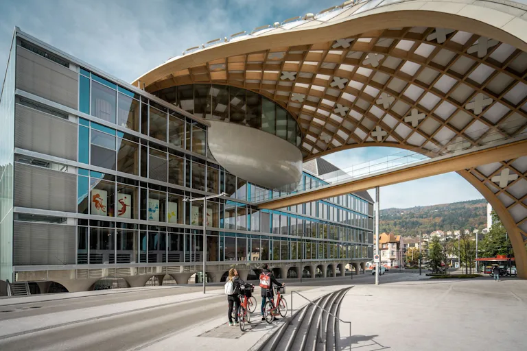 Incontournable no 3: enfin, après seulement 14 minutes de train depuis La Neuveville, vous atteignez la vieille ville de Bienne, où là aussi, la magie...