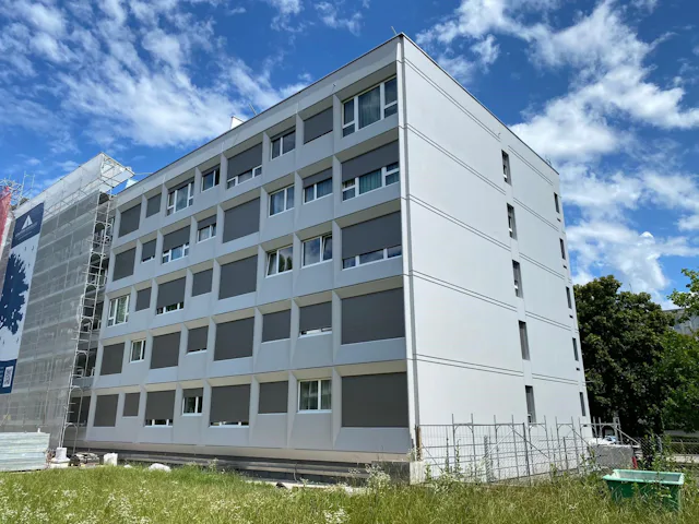 Prulay 40 à 48 : cinq allées rénovées, avec des fenêtres répondant aux normes acoustiques et thermiques, de nouveaux stores à rouleaux et un entretien...