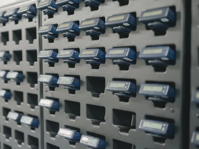 Jede Person, die den kontrollierten Bereich der Aufbereitungsanlage betritt, erhält ein persönliches Dosimeter.