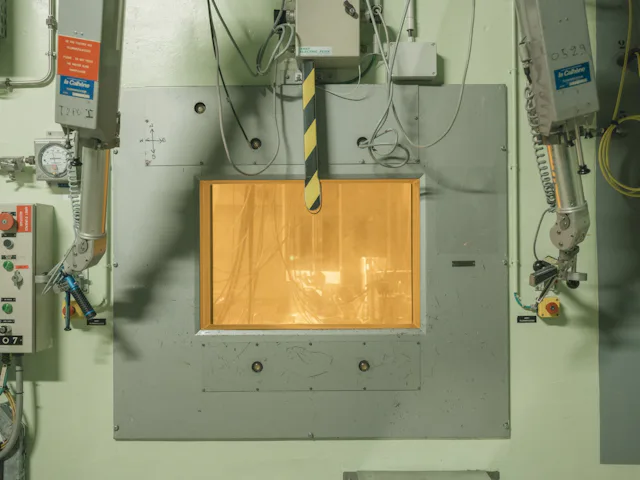 Alleine die Farben sind apokalyptisch: Das gelbe Glas vor der Heissen Zelle in La Hague schützt vor Strahlung.