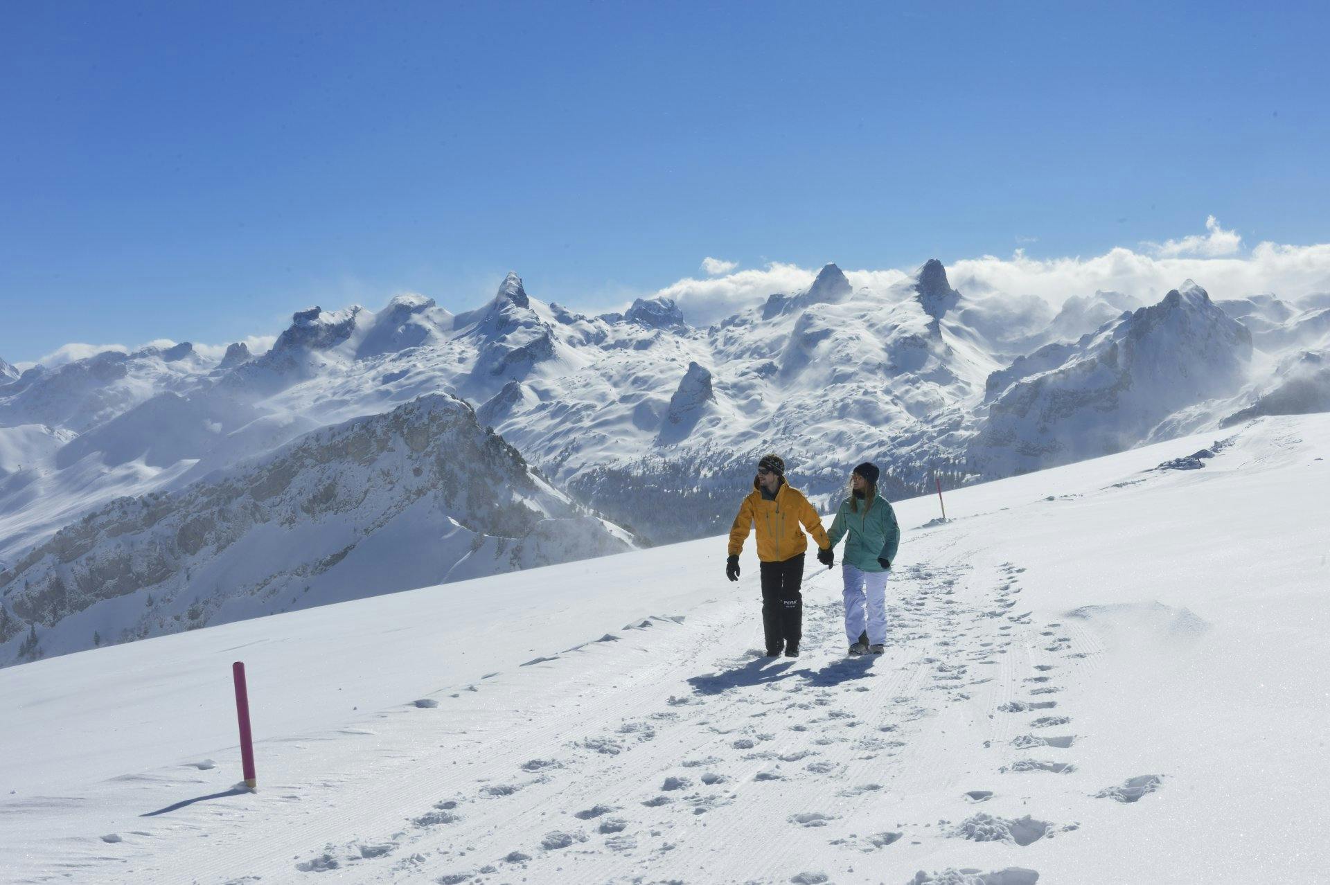 Auf dem Fronalpstock lässt sich wunderbar Vitamin D tanken: Wanderer im Schnee.
