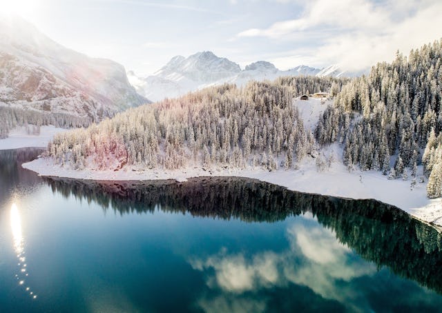 Den tiefsten Winter gibts nur in der Höhe: In Kanderstegs Schnee und Eis sorgt der Winterwander-Erlebnispass MagicBlue erst recht für zauberhafte Bergmomente.