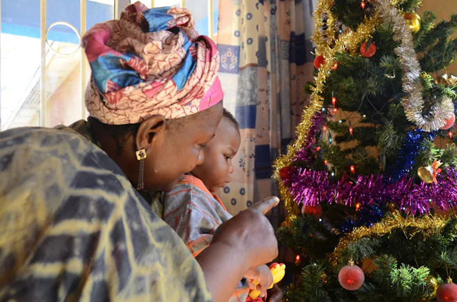 Auch in vielen SOS-Kinderdörfern weltweit, schafft das gemeinsame Weihnachtsbaumschmücken Geborgenheit.