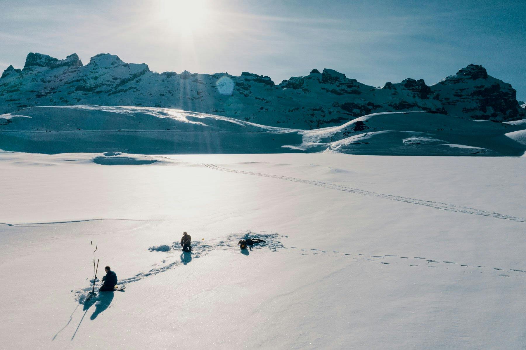 Fischen ist ein spezielles Wintervergnügen: Der zugefrorene Melchsee.