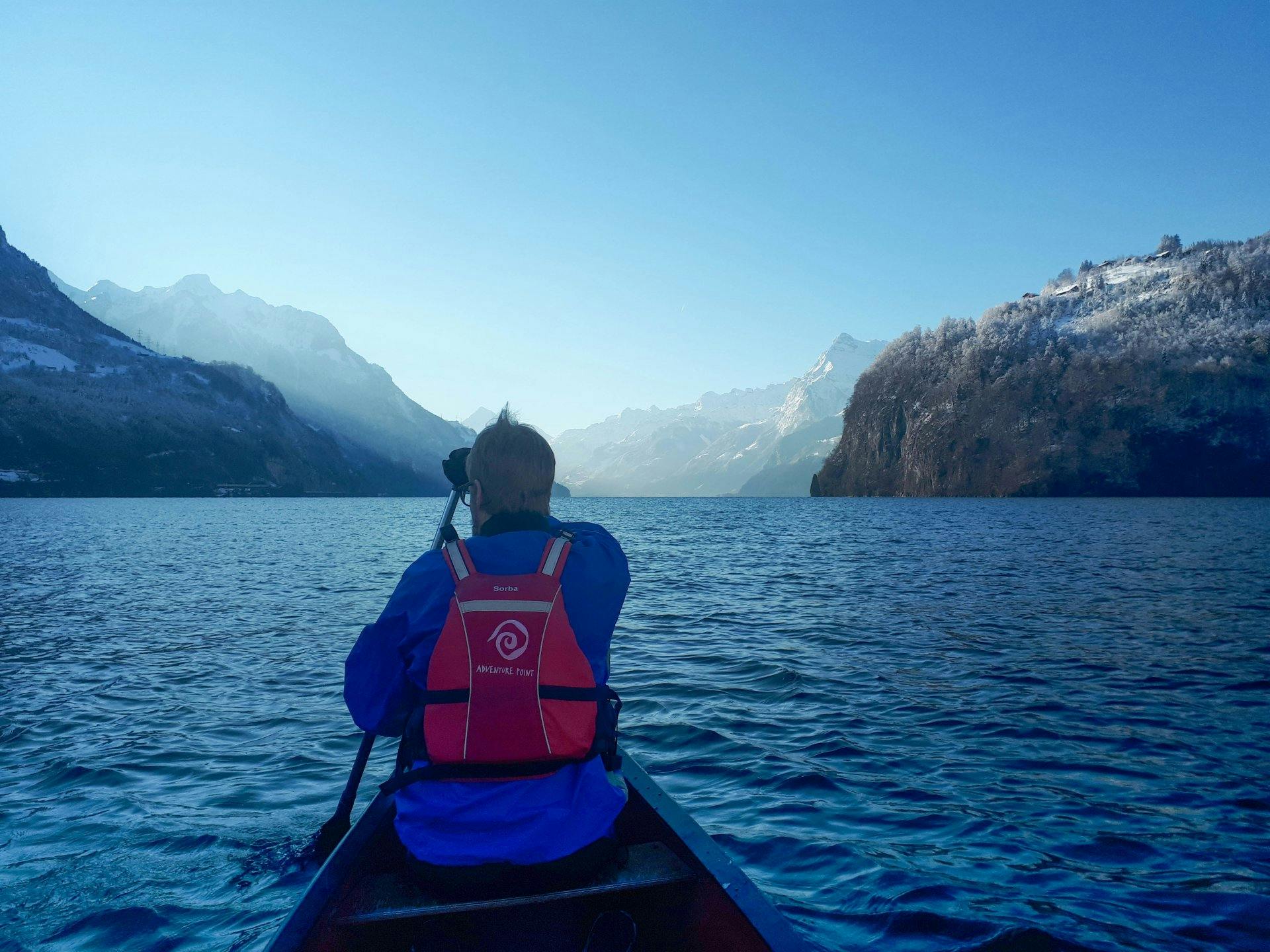 Im Kanu hat man eine traumhafte Sicht auf die Bergkulisse.