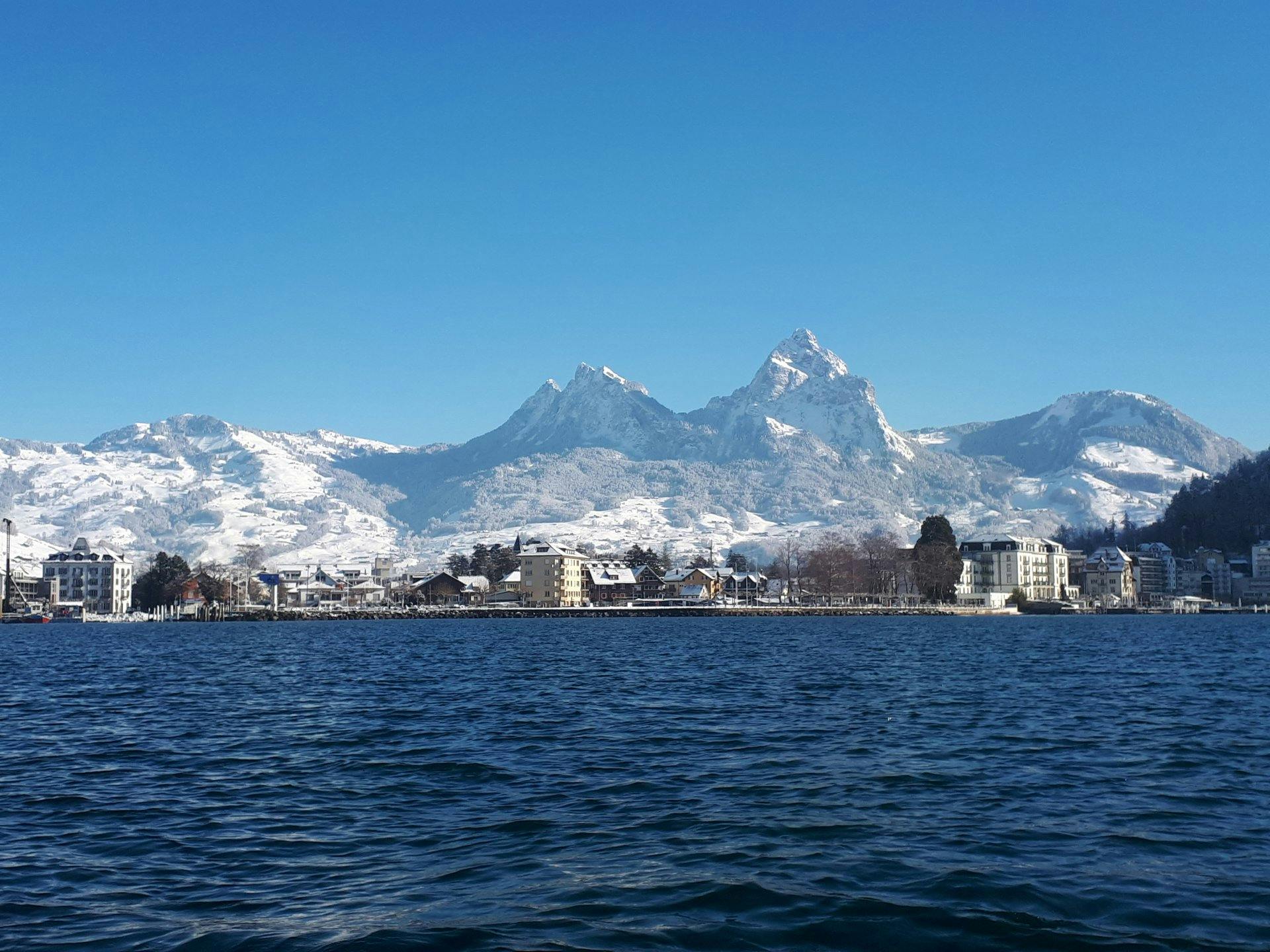 Unterwegs hat man einen grandiosen Ausblick: Der grosse und kleine Mythen.