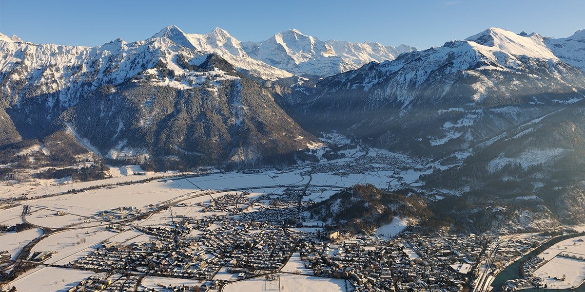Winterliches Interlaken aus der Vogelperspektive.