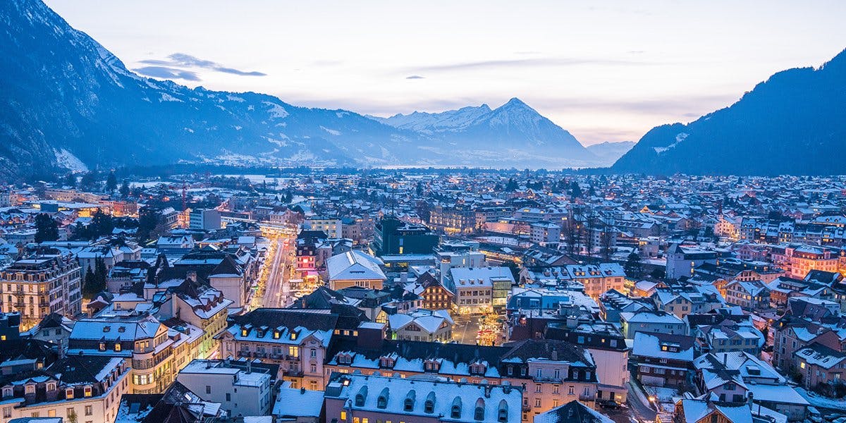 Interlaken in der Abenddämmerung – verschiedene Restaurants bieten Vergünstigungen gegen Vorzeigen der Winterlaken Card.
