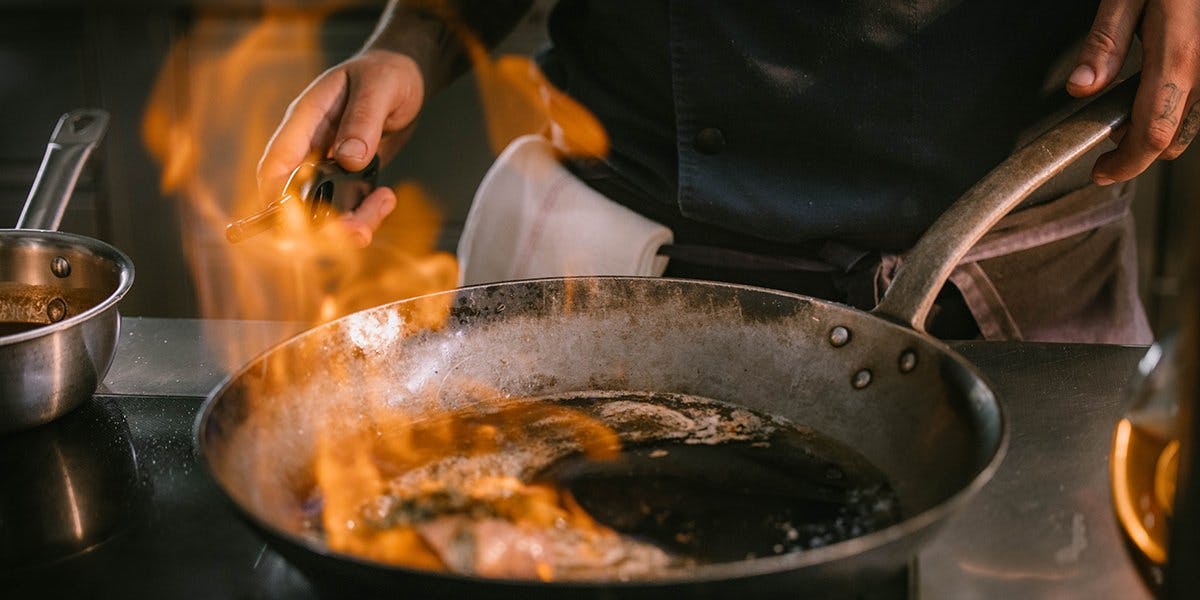 Das Küchenteam ist Feuer und Flamme für die naturnahe Erlebnisküche.