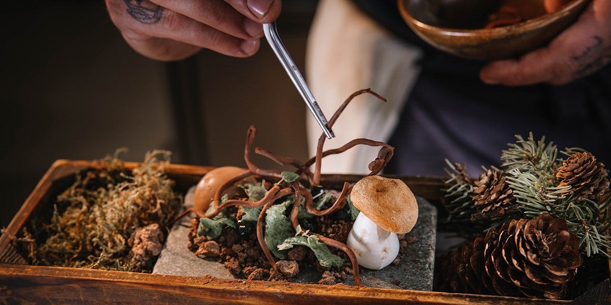 Mit viel Liebe zum Detail werden die Gerichte naturnah dekoriert und inszeniert.