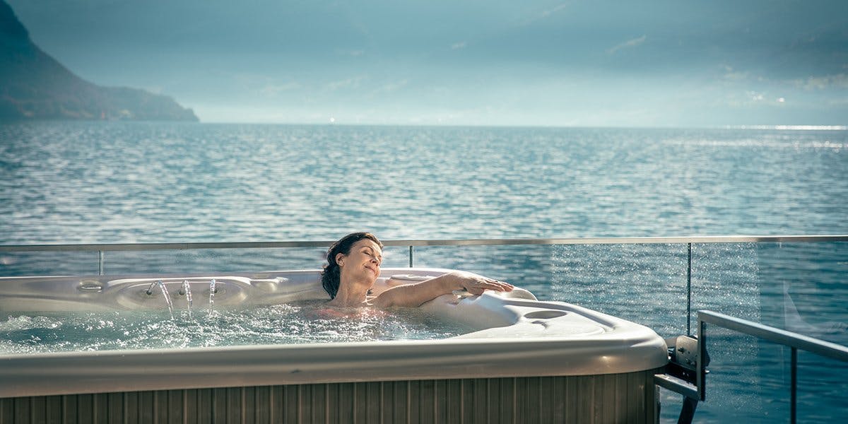 Winterliches Sprudel-Erlebnis mit Ausblick und Sonnenschein.