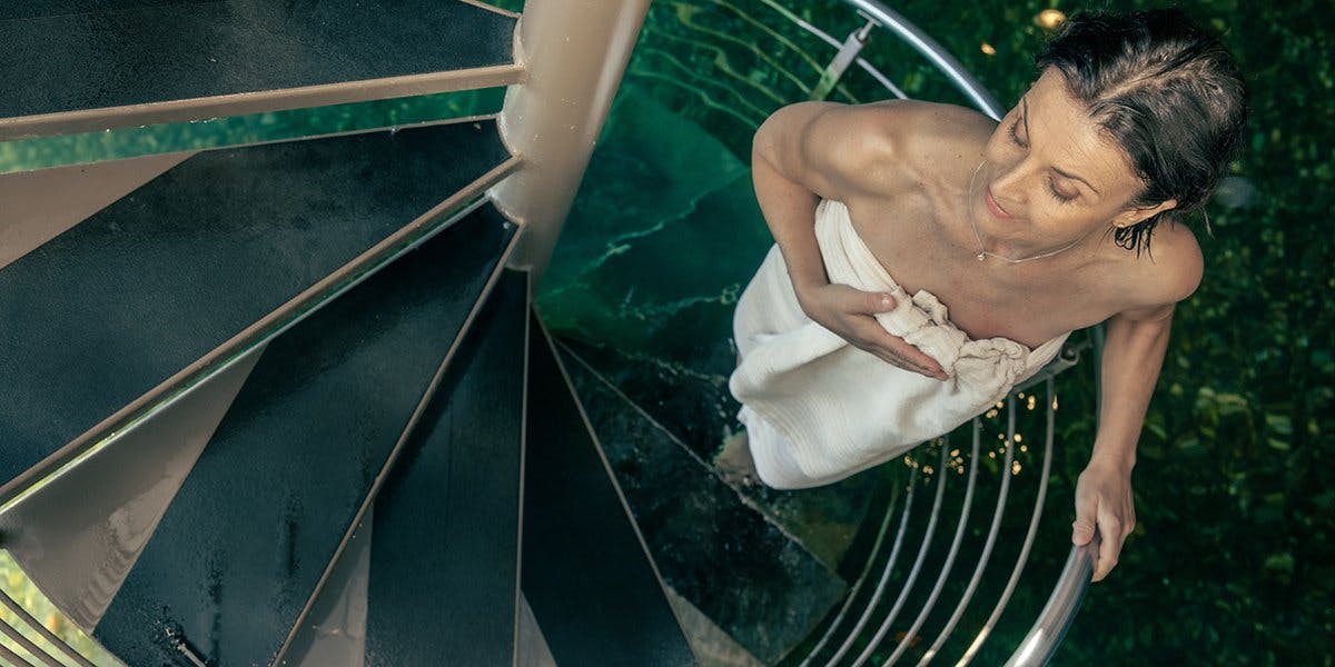 Eine Wendeltreppe innerhalb des Bootshauses führt direkt in den Thunersee.