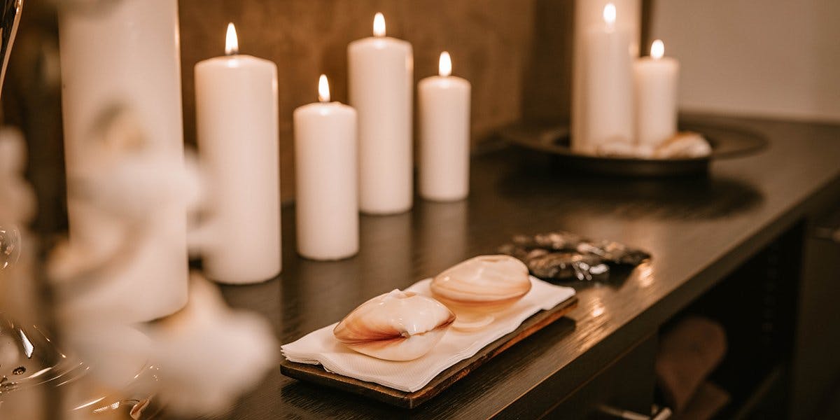 Warmes Kerzenlicht und Meeresrauschen – wie wäre es mit einer Lava Shell Massage?