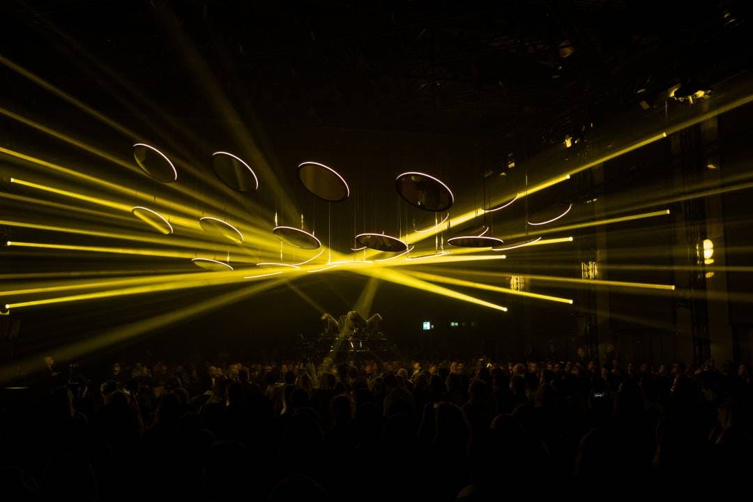 DJ Kangding Ray ergänzte die Installation mit seinem Sound und verschaffte den Gästen so ein dramaturgisches Erlebnis aus Licht und Klang – ein würdig...