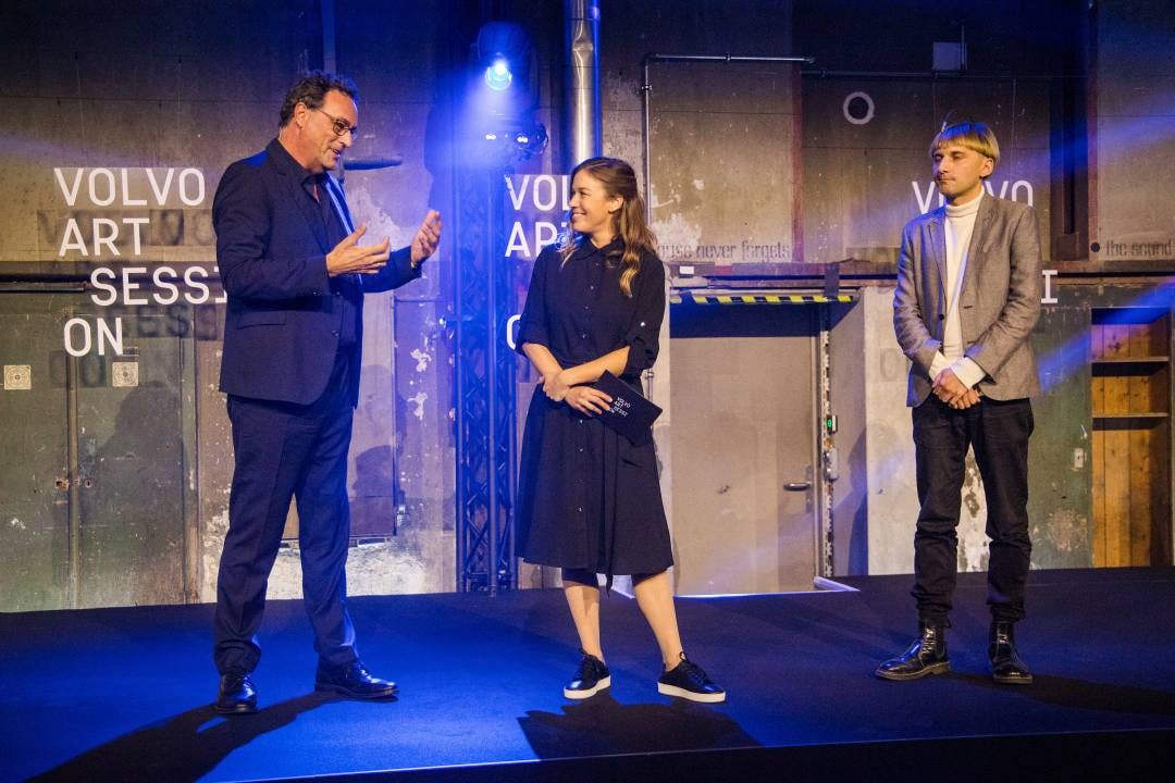 Unterschiedliche inhaltliche Standpunkte, aber einheitlich gute Laune auf der Bühne: Futurist Gerd Leonhard, Moderatorin Eva Nidecker und Cyborg Neil...