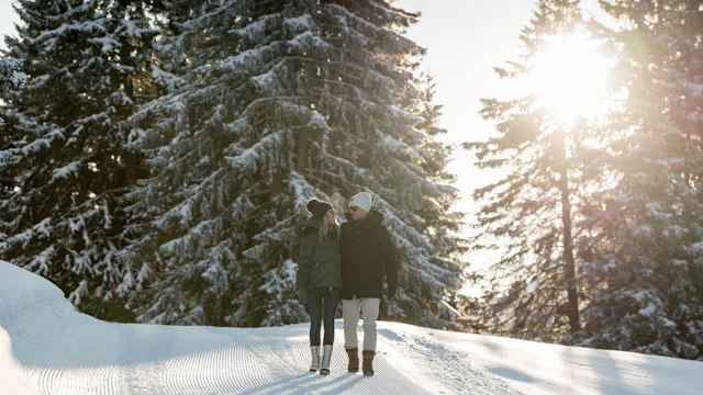 Es warten rund 185 Kilometer präparierte Winterwanderwege darauf, entdeckt zu werden: Wanderer in Gstaad.