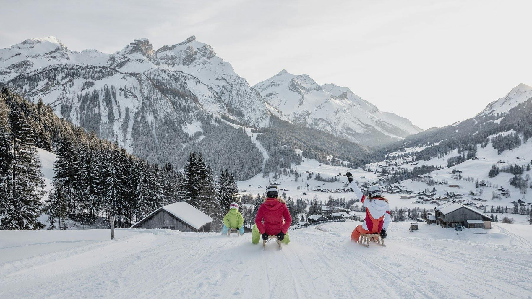 Wer nicht auf die Piste möchte, kann auch schlitteln: Schlittler auf der Wispile, Gstaad