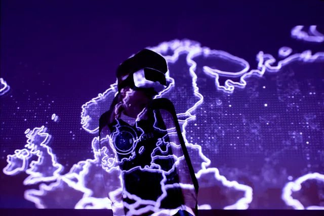 Durch volle Automatisierung lassen sich Entscheide und Handlungen in radikal kurzen Zyklen umsetzen: Kunstinstallation.