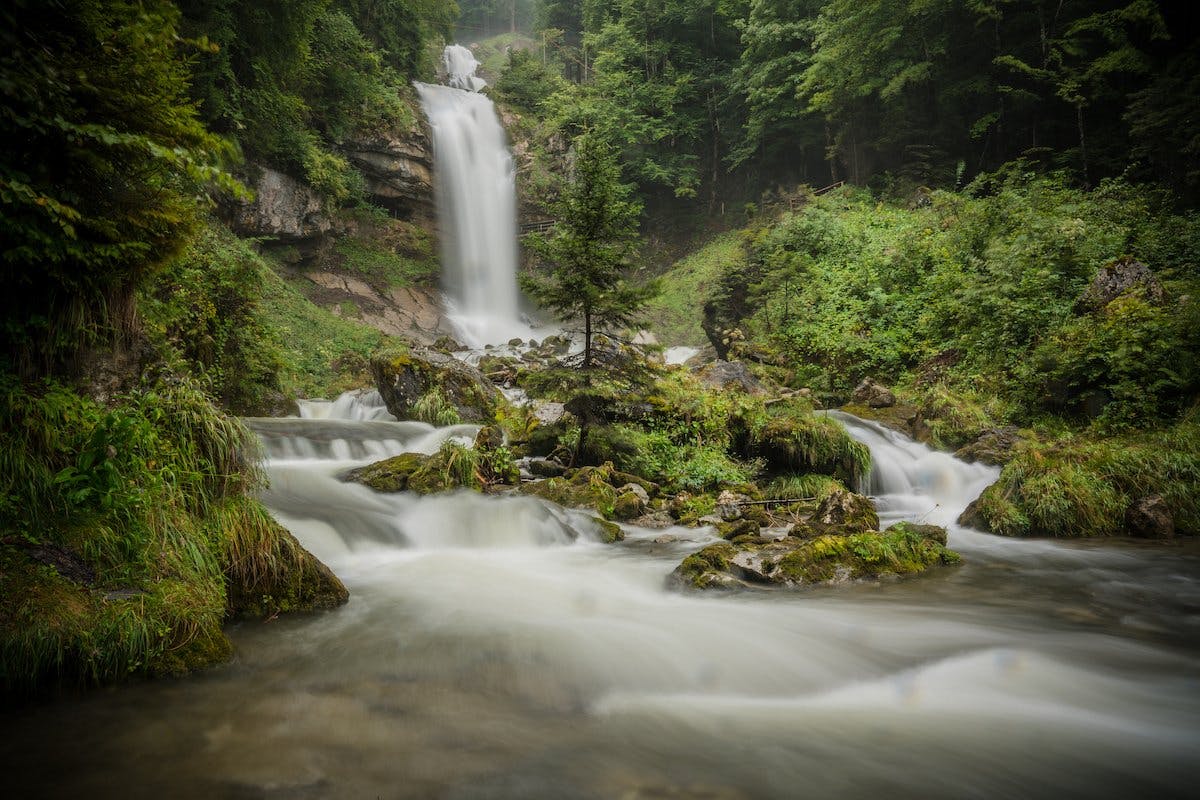 Imposant – über 14 Stufen fallen die Wassermassen bei den Giessbachfällen zu Tal.
