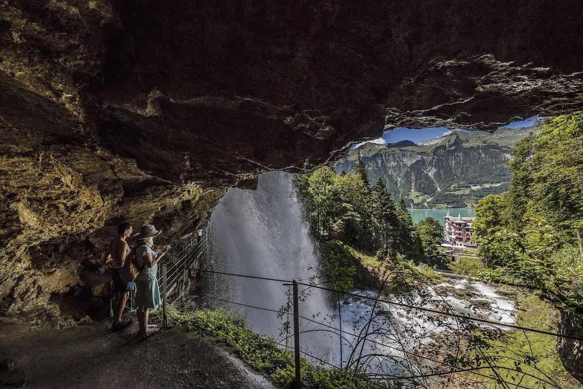 Bezaubernd – ein Spaziergang hinter die Giessbachfälle mit Traum-Aussicht auf den türkisen Brienzersee.