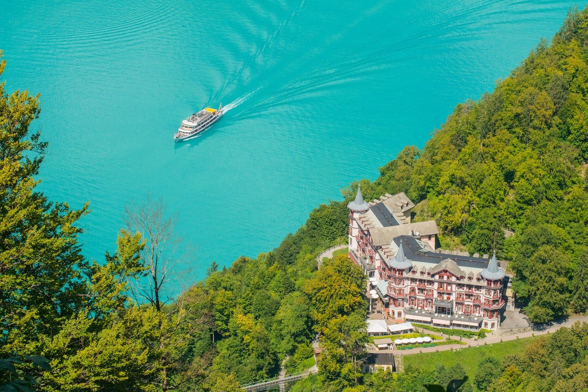 Romantisch – die türkise Farbe des Brienzersees und die malerische Umgebung wecken Frühlingsgefühle.