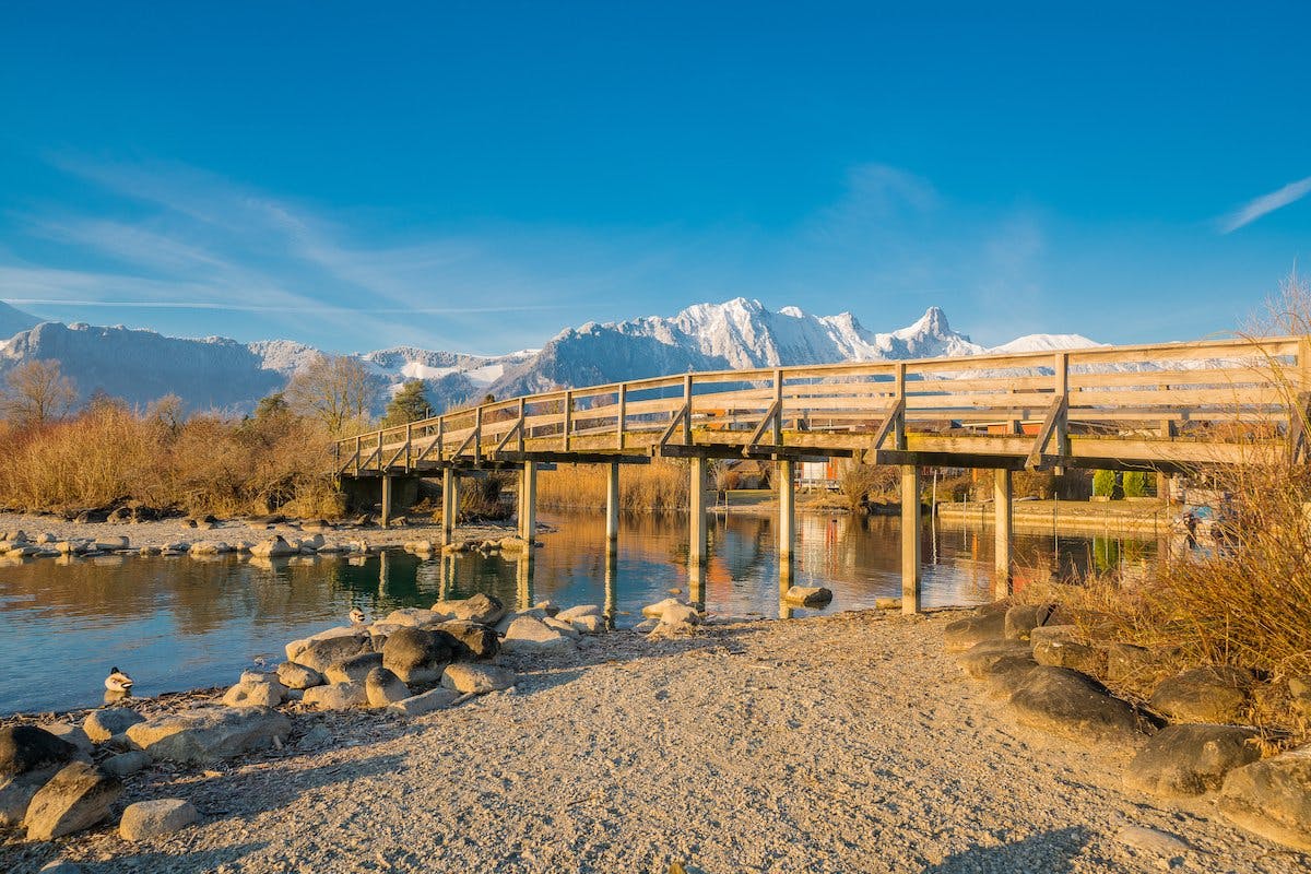 Verzückt – der Holzsteg im Bonstettenpark bietet faszinierende Einblicke ins Naturschutzgebiet.