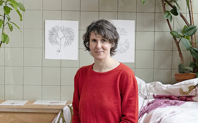 «Der Reichtum an Formen und Farben ist unglaublich»: Estelle Gassmann in ihrem Atelier in Zürich.