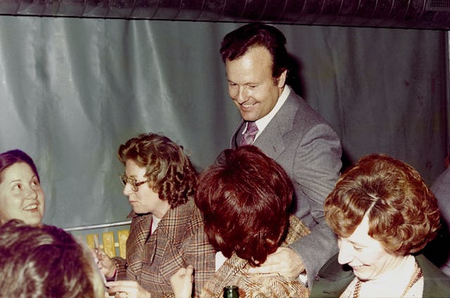 1976 kandidiert Sylvain an der Seite von mehreren Frauen für das Stadtparlament von Sion.