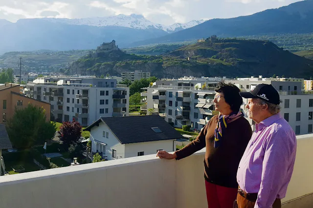 Ein Ehepaar blickt zurück.