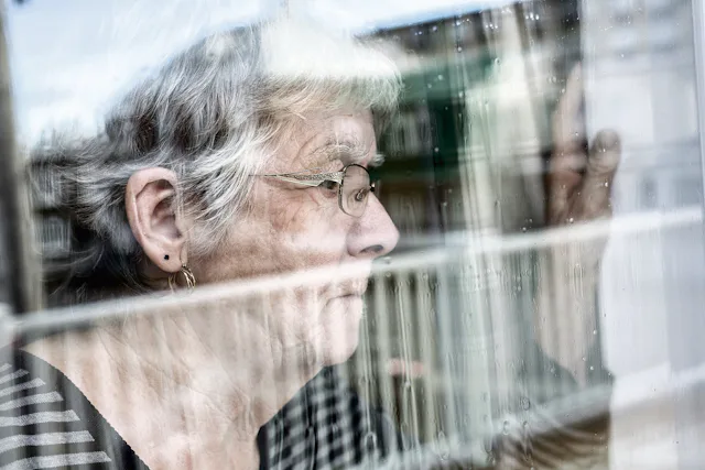 Das über Jahre aufgebaute soziale Beziehungsnetz wird im Alter immer dünner.