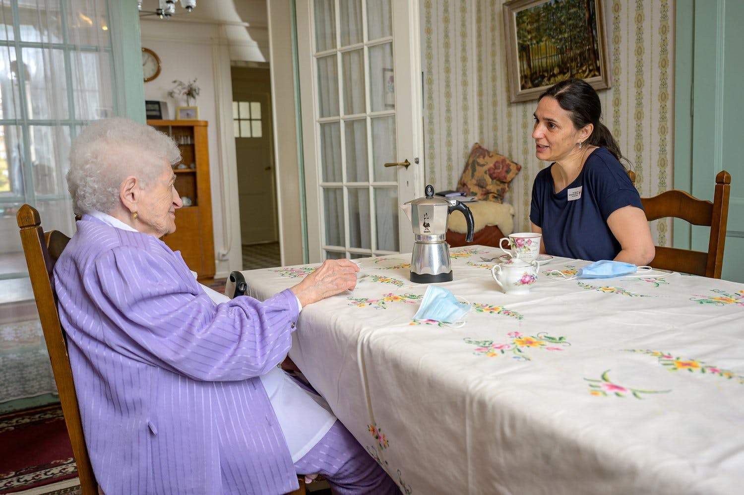 Pflegefachfrau Silvina Valente weiss, worauf es ankommt und hält die Schutz- und Hygienemassnahmen konsequent ein.