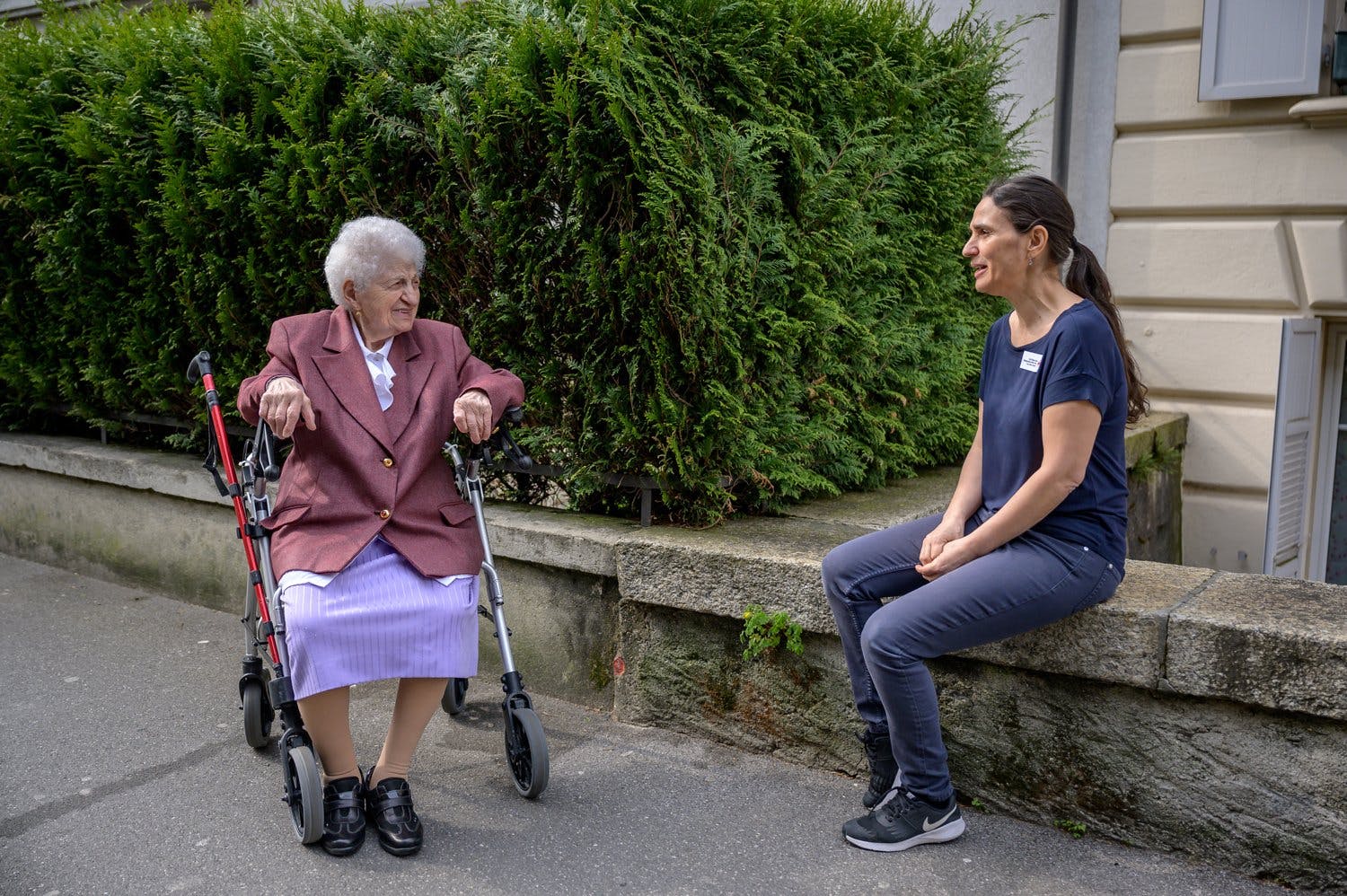 Dank der Unterstützung von Silvina Valente schafft Maria Marinelli trotz starker Einschränkungen sogar kurze gemeinsame Spaziergänge.