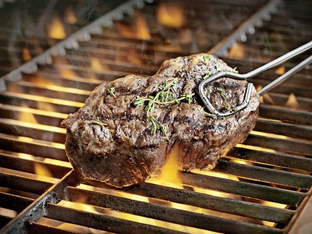 Grillieren, aber richtig: Das Steak sollte auf dem Rost wenn möglich nur einmal gewendet werden