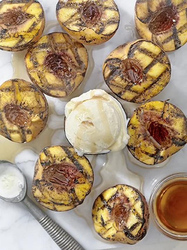 Leckere Desserts vom Grill: Halbe Pfirsiche mit Glace.