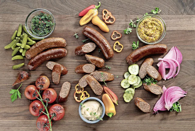 Täuschend echt: Die Würste des amerikanischen 
Nahrungsmittelkonzerns Beyond Meat.