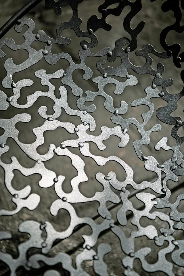 Mit dem Plasma-Schneider brennt die Künstlerin verspielte Ornamente in das massive Eisen.