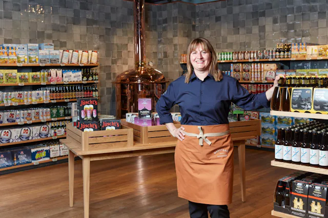 Geschäftsführerin File Gjokaj freut sich, die Kundschaft im schweizweit einzigartigen Coop-Laden an der Marktgasse 24 in Bern zu begrüssen.