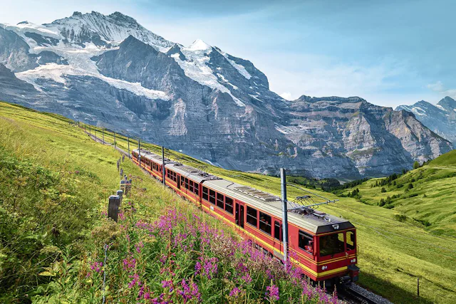 Die Jungfraubahn führt seit August 1912 von der Kleinen Scheidegg durch Eiger und Mönch bis auf das Jungfraujoch.